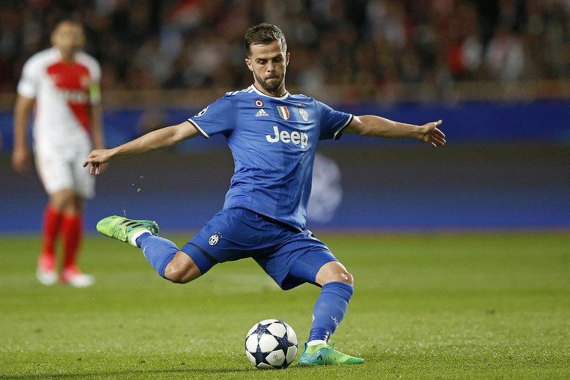 Miralem Pjanić predstavlja BiH u finalu. (Foto: EPA)