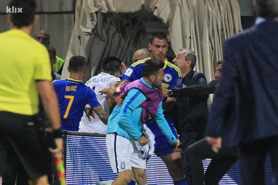 Trenutak kada Gilli udara Gianniotasa. (Foto: Feđa Krvavac/Klix.ba)