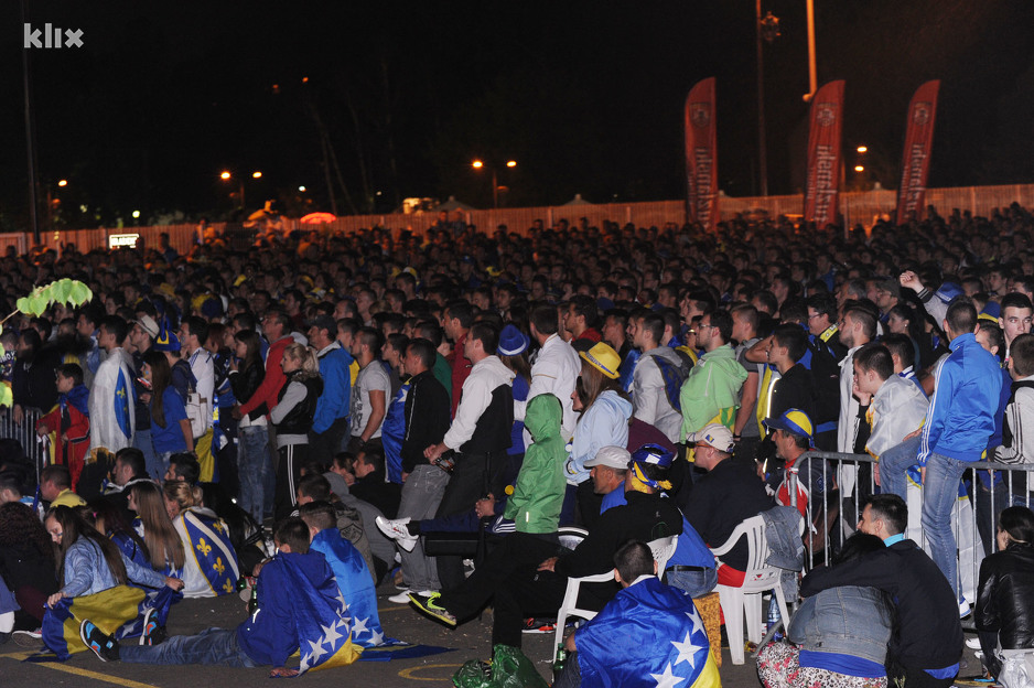 Navijači BiH u Tuzli tokom susreta protiv Argentine na Mundijalu 2014. godine. (Foto: Darko Zabuš/Klix.ba)