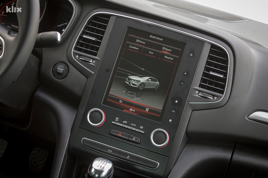 Ne, nismo jeli burek prije slikanja. Plastika je jednostavno preosjetljiva. (Foto: Klix.ba)