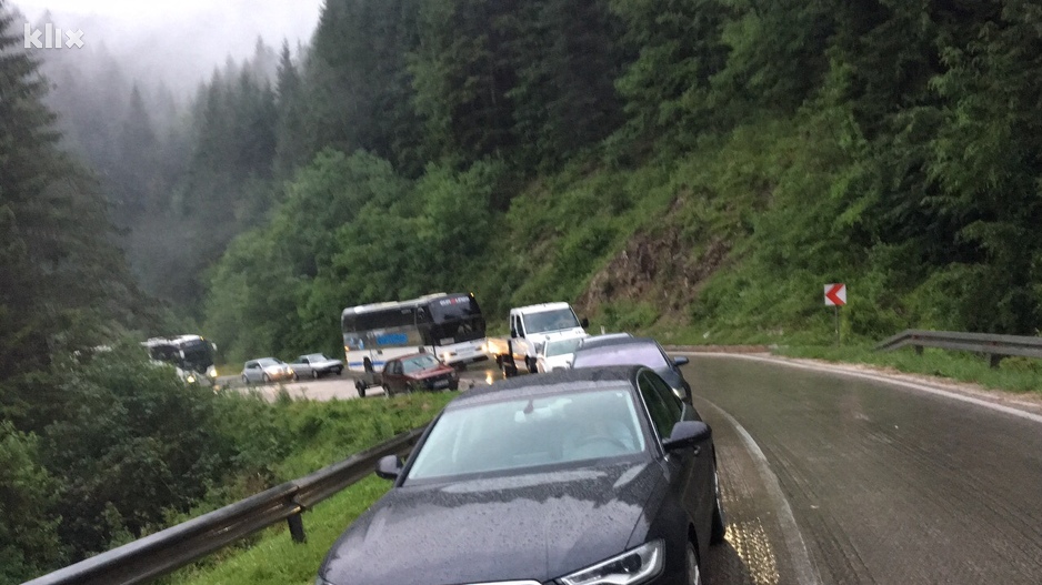 Gužve na putu M-18 (Foto: Čitatelj/Klix.ba)