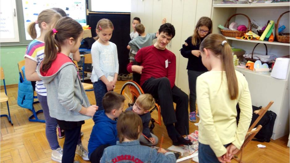 Stjepan na likovnoj radionici s djecom