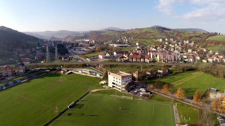 Radnik u Hadžićima ima glavni teren sa prirodnom travom, pomoćni teren sa umjetnom travom i manju zgradu. (fotografija iz 2014. godine) (Foto: Arhiv/FK Radnik Hadžići)