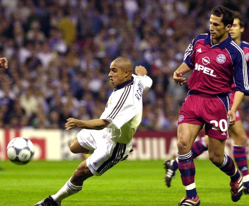 Salihamidžić u duelu s Robertom Carlosom. (Foto: EPA)