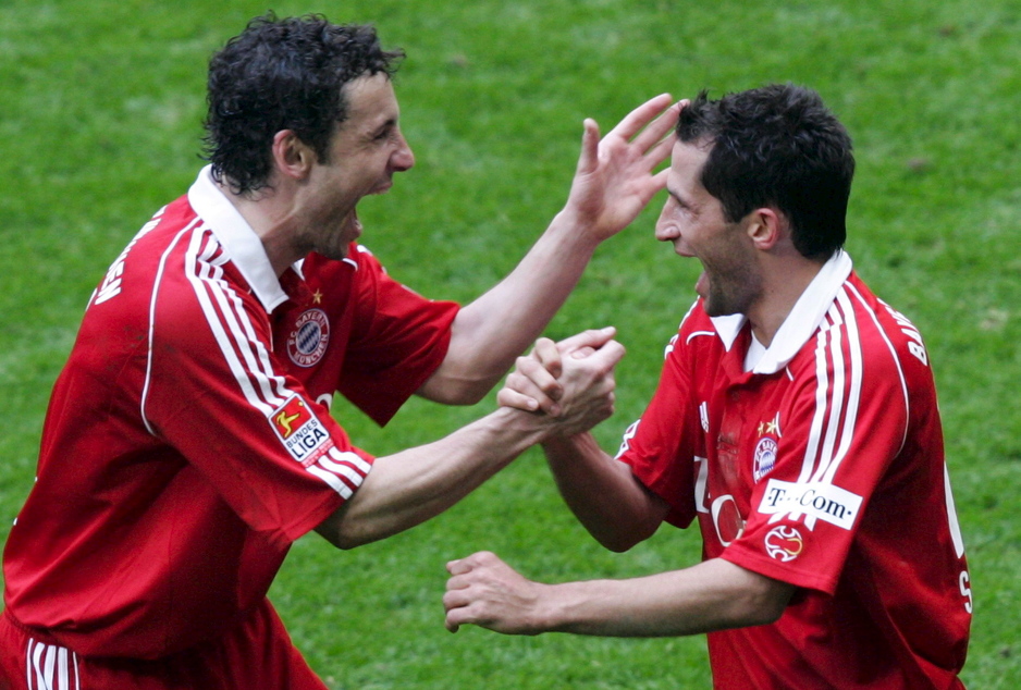 Mark van Bommel slavi gol s popularnim Bracom. (Foto: EPA)