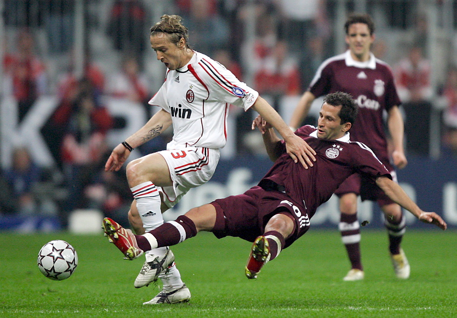 Massimo Ambrosini i Salihamidžić tokom sudara između Milana i Bayerna u Ligi prvaka. (Foto: EPA)