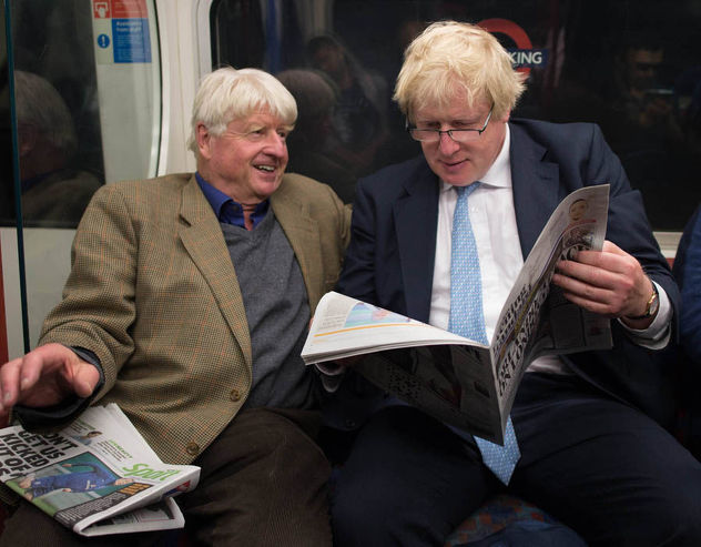 Boris Johnson, ministar vanjskih poslova Velike Britanije čita novine u javnom prijevozu