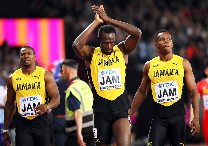 Bolt aplaudira nakon što je zbog povrede prekinuo štafetu 4 x 100 m u Londonu. (Foto: EPA)