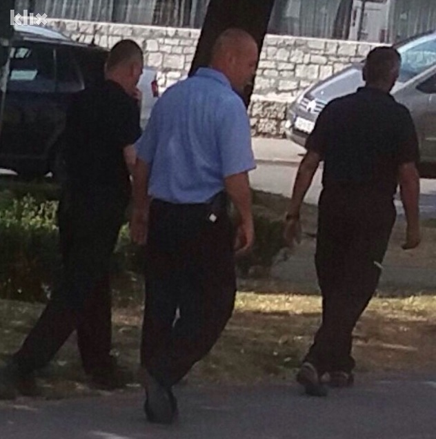 Revizor u plavoj košulji napao mladića (Foto: S. M.)