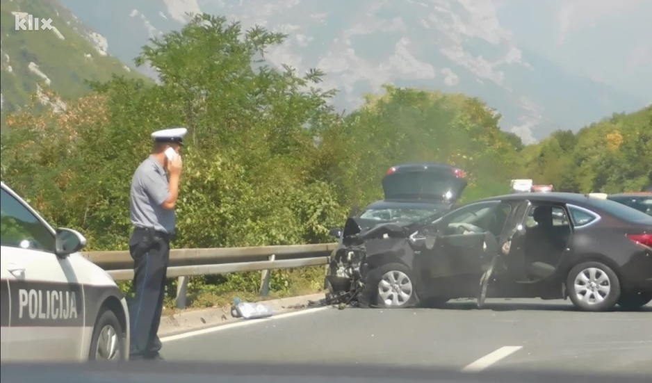 Nesreća na magistralnom putu M-17 u mjestu Sjeničane (Foto: Čitatelj/Klix.ba)