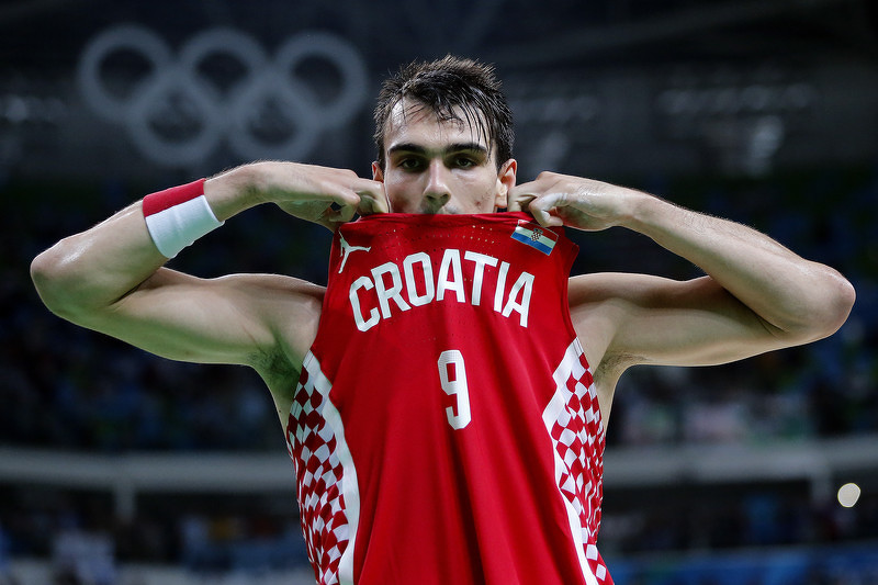 Dario Šarić i Hrvatska vrebaju iz drugog plana. (Foto: EPA)