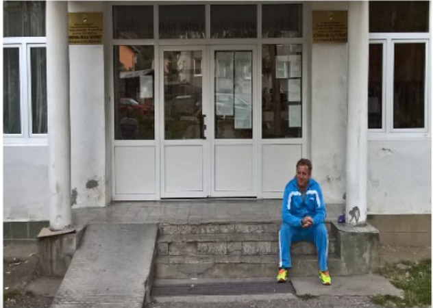 Mujo Čaušević ispred škole u Stuparima