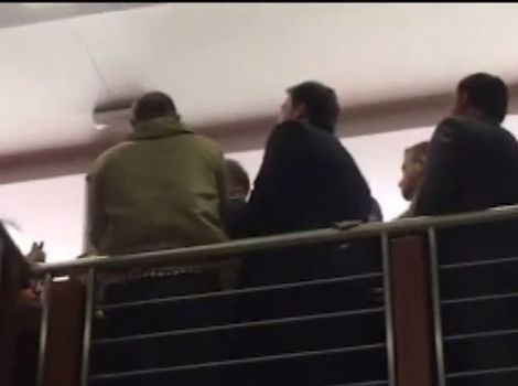 Predstavnici opozicije pokušali su ući u malu salu, ali ih je u tome spriječila policija (Foto: ATV)