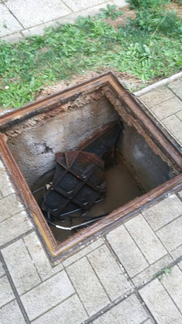 Jedan od šahtova koji je eksplodirao (Foto: Čitatelj/Klix.ba)