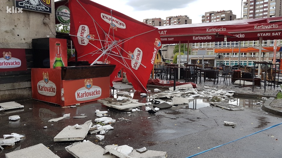 Obrušena fasada nakon jučerašnjeg nevremena (Foto: Elmedin Mehić/Klix.ba)