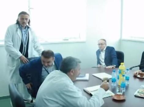 Slikovni rezultat za Ljekari u Zvorniku dočekali komisiju Ministarstva zdravlja RS-a: Popijte kafu i razgulite