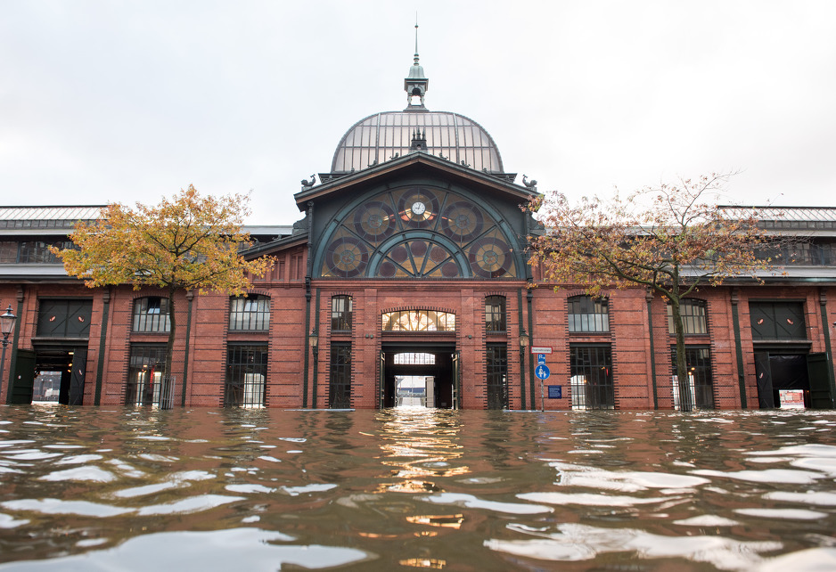 U Njemačkoj su poplavljeni dijelovi Hamburga (Foto: AFP)