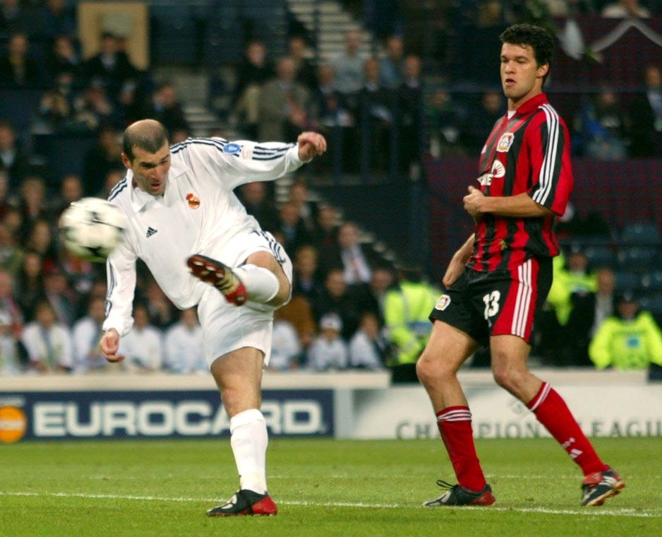 Kultni pogodak Zinedinea Zidanea u finalu Lige prvaka 2002. godine; Michael Ballack (lijevo) bespomoćno posmatra udarac. (Foto: EPA-EFE)