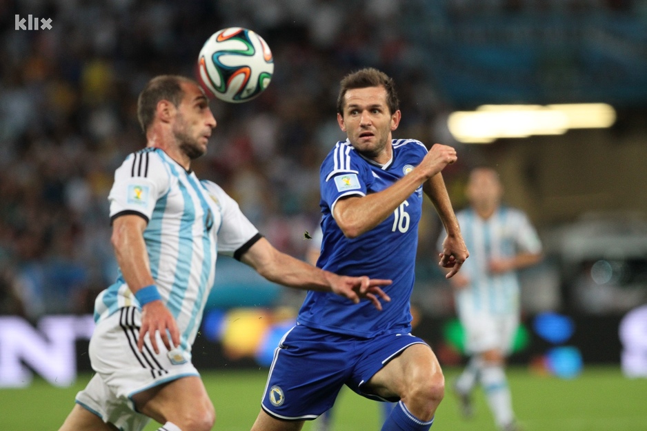 Nastup Lulića na Svjetskom prvenstvu u Brazilu; duel protiv Argentinca Pabla Zabalete (lijevo). (Foto: Arhiv/Klix.ba)