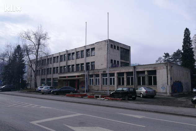 Zgrada nekadašnjeg Doma armije u Tuzli (Foto: Klix.ba)