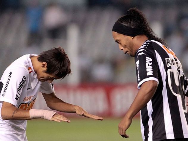 Prilikom okršaja Santosa i Atletico Mineira Neymar se naklonio Ronaldinhu. (Foto: Twitter)