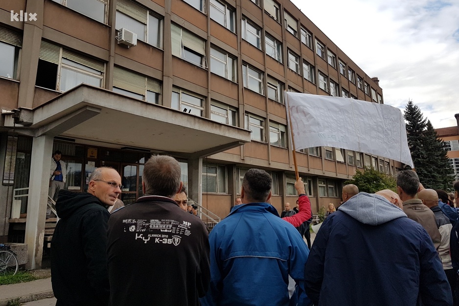 Okupljanje radnika pred zgradom direkcije Željezare Zenica (Foto: Arhiv/Klix.ba)