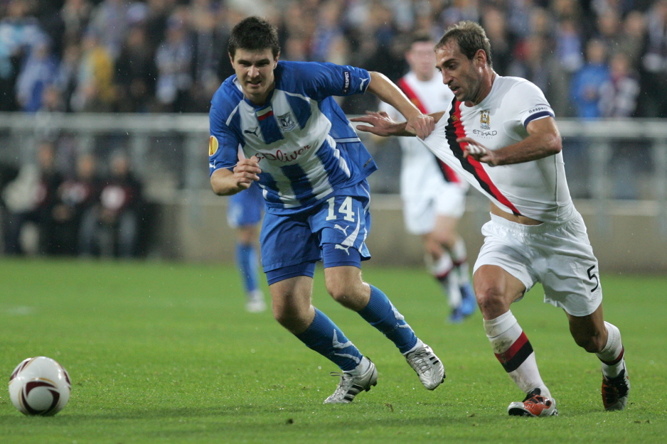 Semir Štilić (lijevo) u duelu sa Pablom Zabaletom prilikom okršaja Lecha i Manchester Cityja. (Foto: EPA-EFE)
