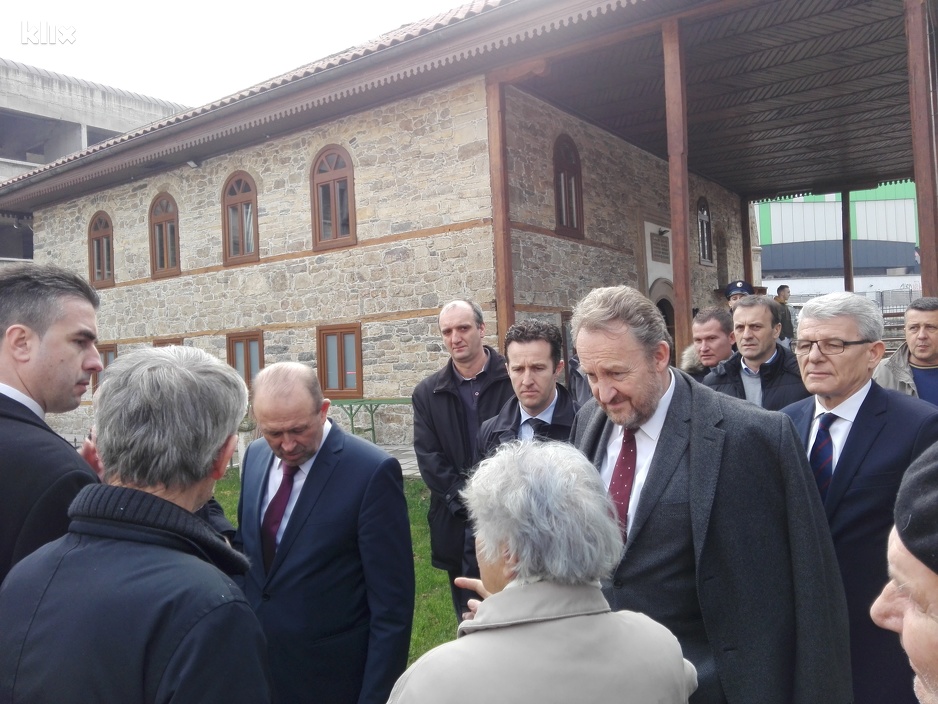 Mejra Begić u razgovoru s Bakirom Izetbegovićem (Foto: E.M./Klix.ba)