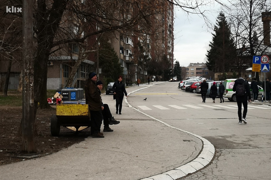 Mjesto gdje vozači kolica čekaju posao (Foto: E. M./Klix.ba)