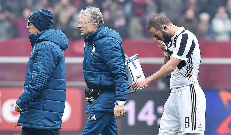 Higuain zbog povrede napušta teren u 15. minuti (Foto: EPA-EFE)