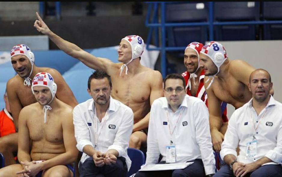Kuterovac (prvi red, drugi s desne strane) u društvu vaterpolista. (Foto: Wellness Klub 'Virtus')