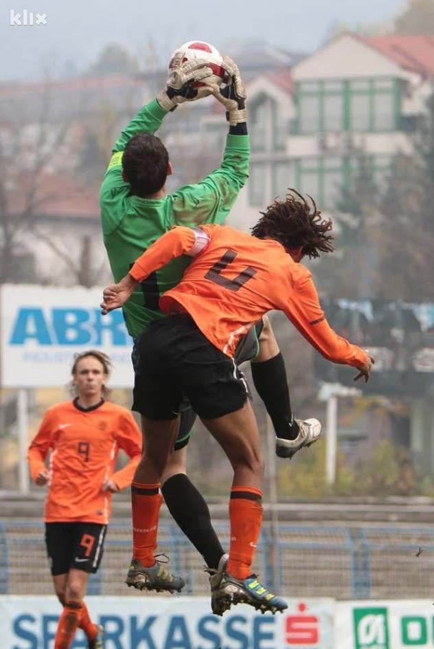 Kjosevski kao kapiten kadetske reprezentacije u duelu sa igračem Bournemotuha Nathanom Akéom.
