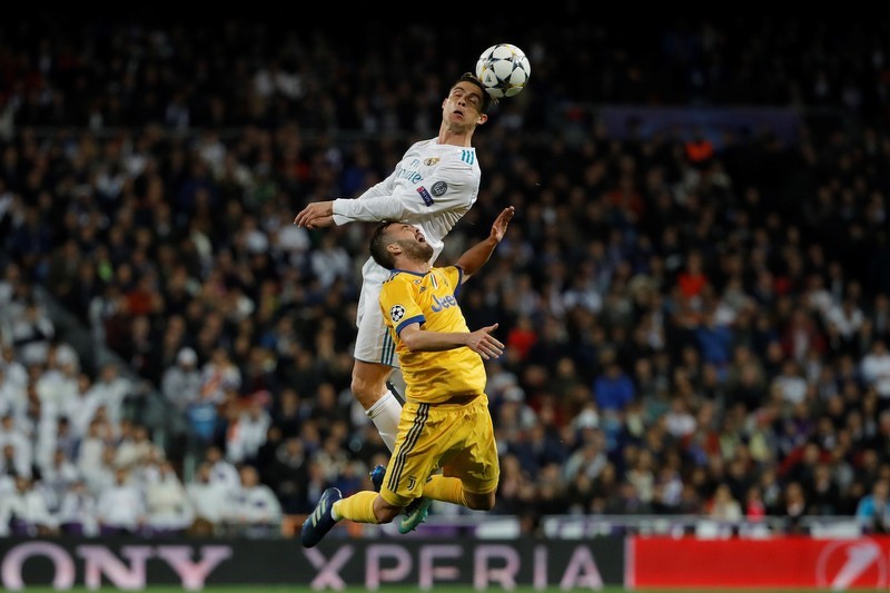 Nebeski duel Ronalda i Pjanića. (Foto: EPA-EFE)