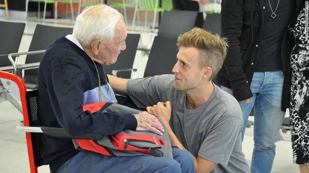 David Goodall na aerodromu sa svojim unukom
