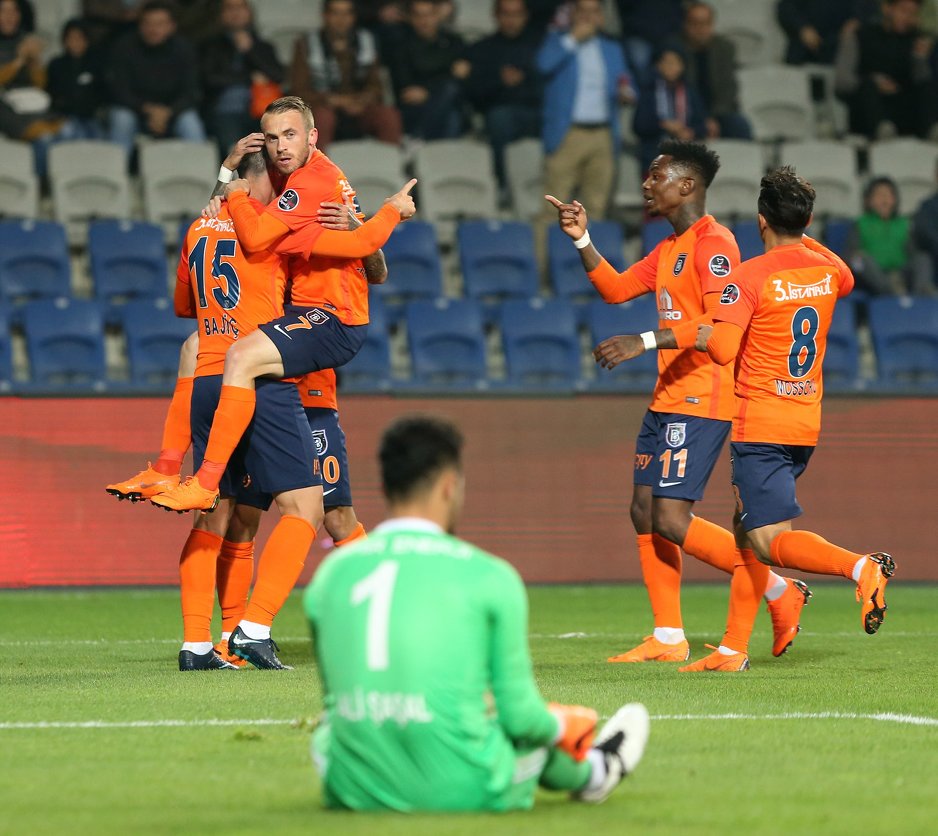 Bajić posljednji gol proslavio sa saigračem iz bh. reprezentacije Edinom Višćom (Foto: Facebook)