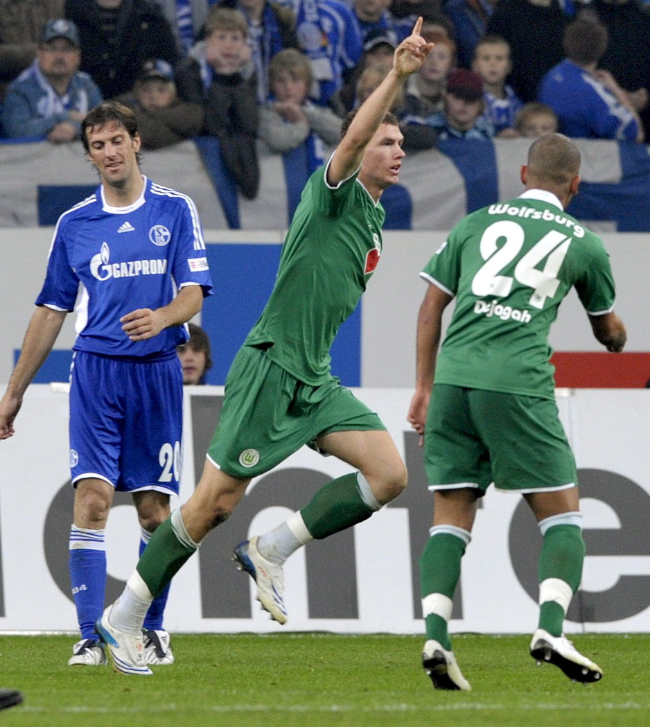 Krstajić (krajnje lijevo) u dresu Schalkea, dok Edin Džeko slavi gol za Wolfsburg. (Foto: EPA-EFE)