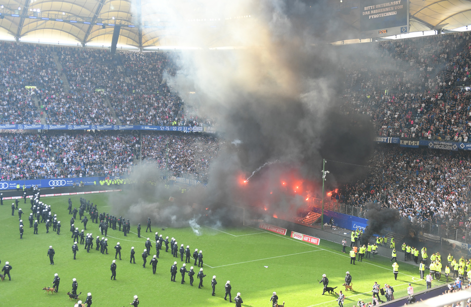 Navijači su prekinuli meč posljednji protiv Gladbacha (Foto: EPA-EFE)