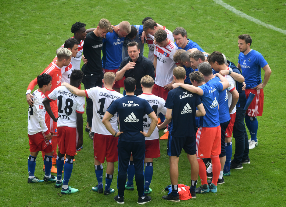 Chistian Titz je nakon ispadanja iz lige okupio igrače na terenu (Foto: EPA-EFE)