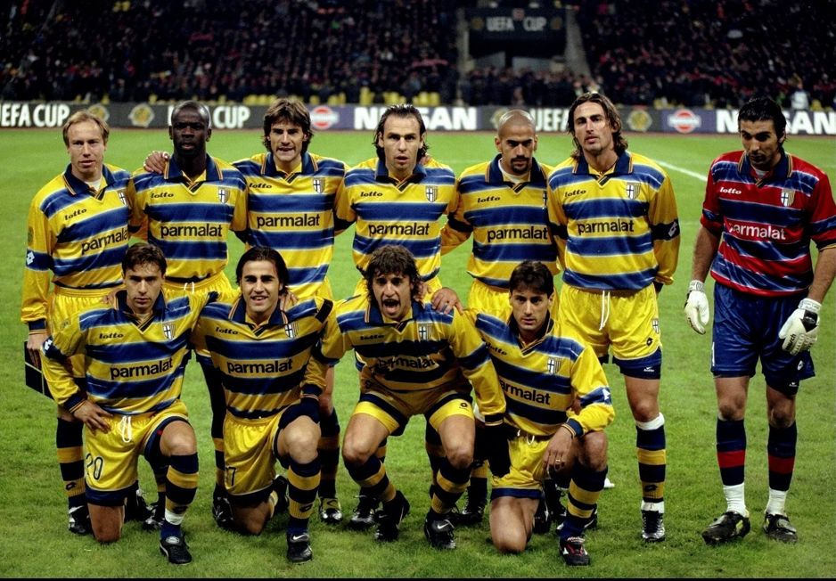 Stoje: Sensini, Thuram, Vanoli, Boghossian, Veron, Baggio, Buffon.
Čuče: Chiesa, Cannavaro, Crespo, Fuser.