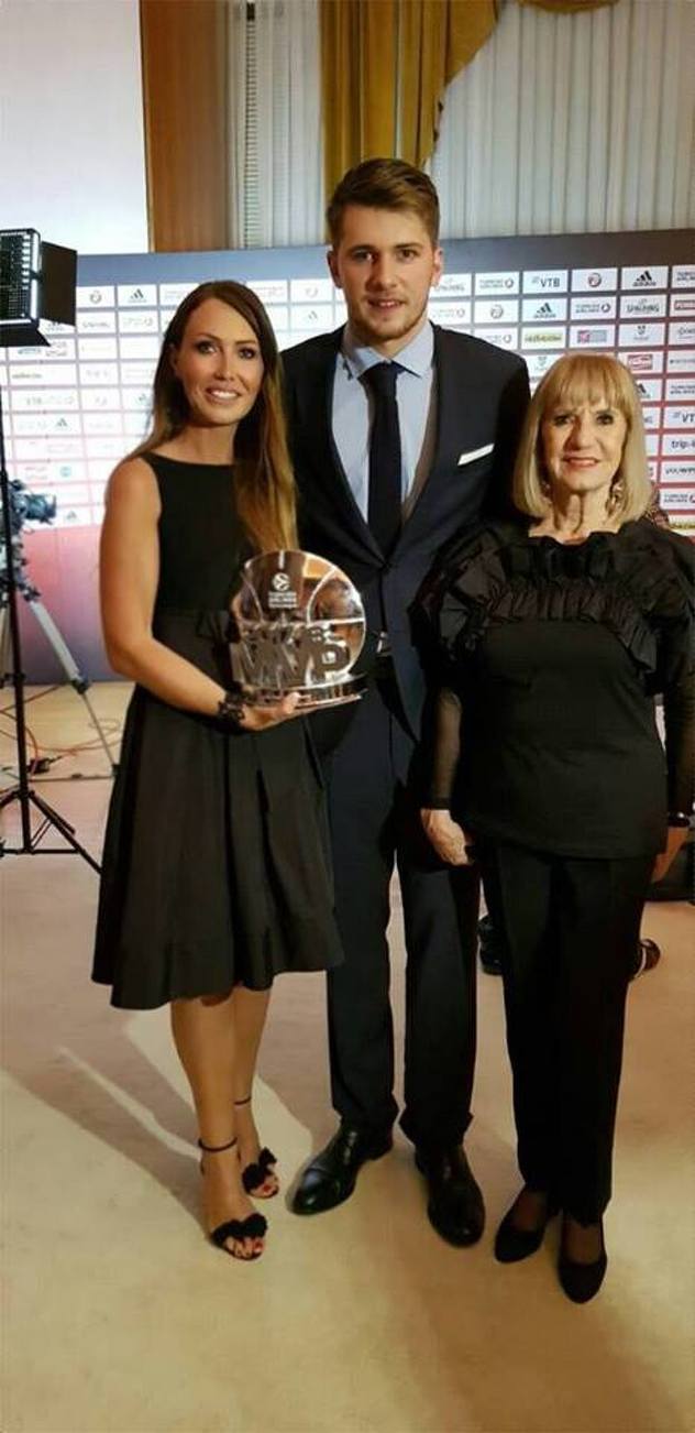 Luka Dončić sa majkom i Biserkom Petrović (Foto: Facebook)