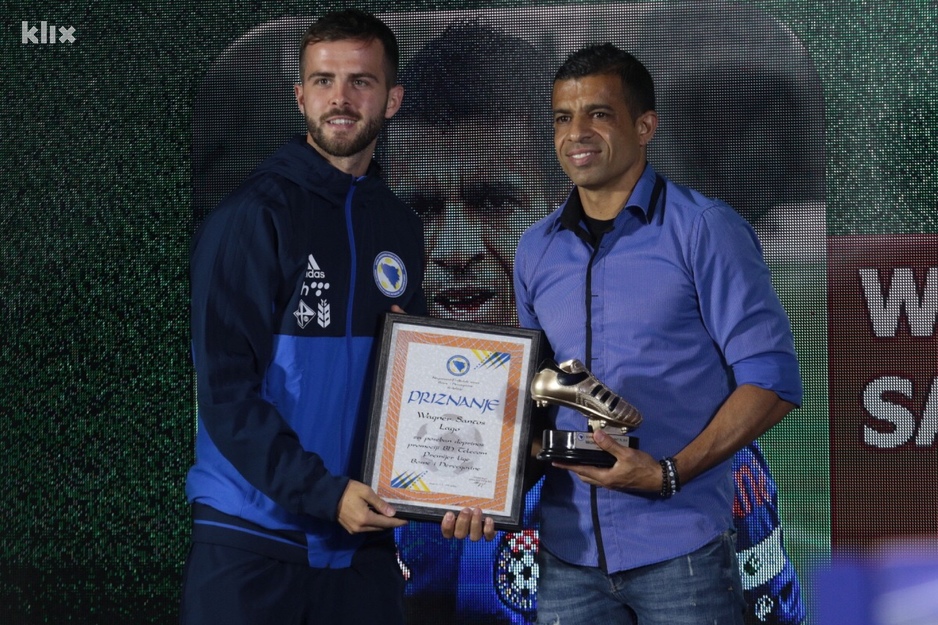 Priznanje za promociju Premijer lige koje je Wagneru uručuo Miralem Pjanić. (Foto: Arhiv/Klix.ba)