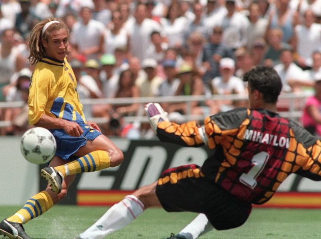 Legendarni napadač Švedske Henrik Larsson šalje loptu iza leđa bugarskog golmana Borislava Mihajlova tokom susreta za treće mjesto između Švedske i Bugarske na Mundijalu 94'. (Foto: AFP)