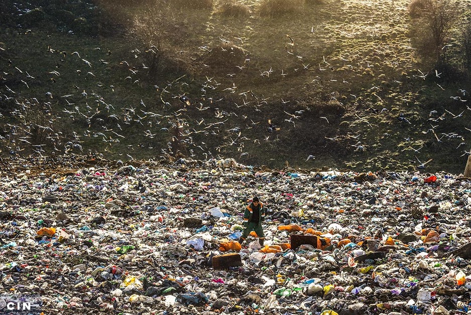 Dio opreme na sarajevskoj deponiji Smiljevići je uništen ili propada jer se ne koristi na pravi način, a kontrola potencijalno toksičnih materija je minimalna. (Foto: CIN)