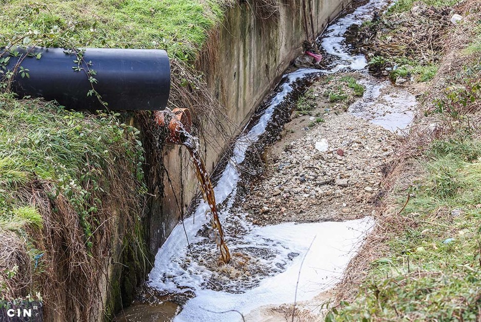 Neprečišćene vode sa deponije se slijevaju u Lepenički potok koji prije ulijevanja u rijeku Bosnu teče pored desetina kuća. (Foto: CIN)