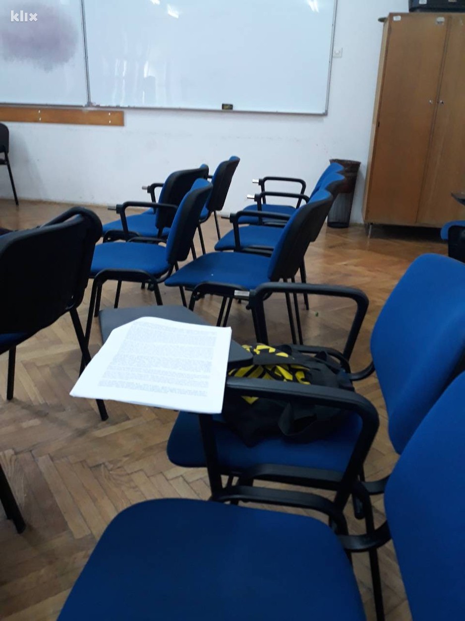 Pola stolica bez pomoćnih stolova (Foto: Čitatelj)
