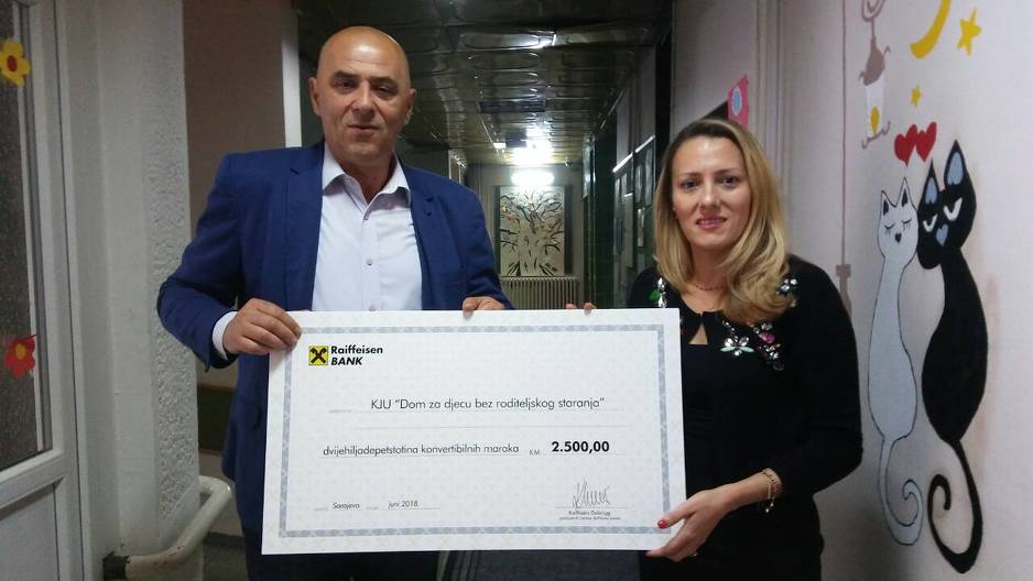 Saudin Đurđević, direktor Doma Bjelave i Azra Hadžiomeragić, direktorica Retail prodaje Raiffeisen banke