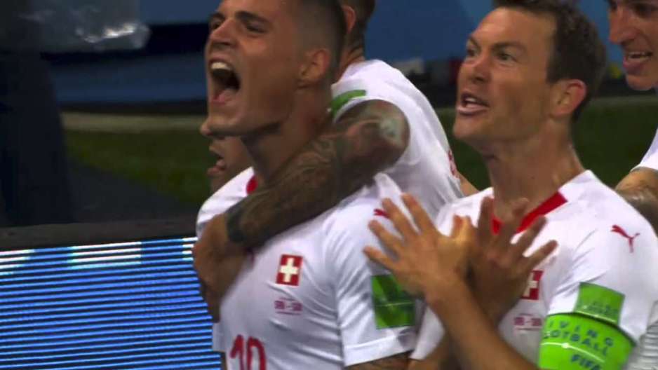 Lichtsteiner pokazuje