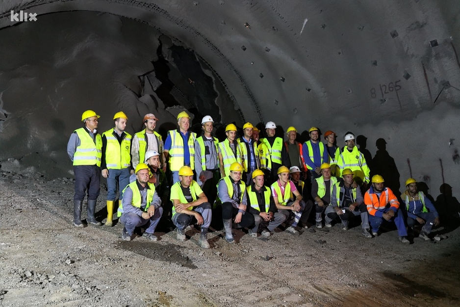 Zajednička fotografija radnika po završetku probijanja tunela (Foto: E. M./Klix.ba)