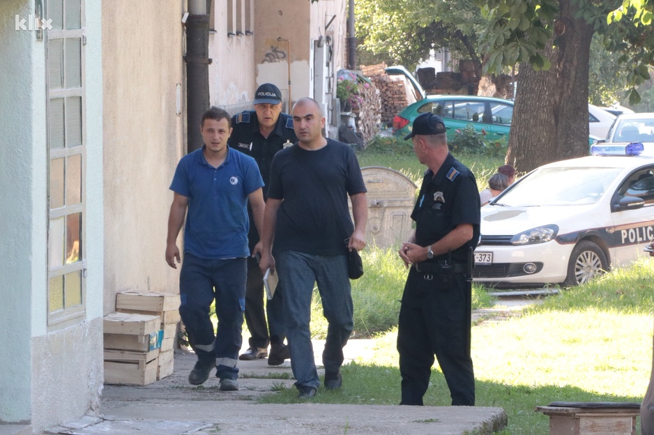 Otac otete bebe (plava majica) (Foto: H. M./Klix.ba)