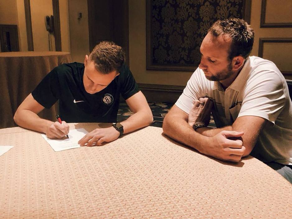 Musa prilikom zvaničnog potpisa ugovora s Netsima (Foto: Brooklyn Nets)